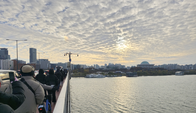 국회를 향해 한강을 건너는 사람들