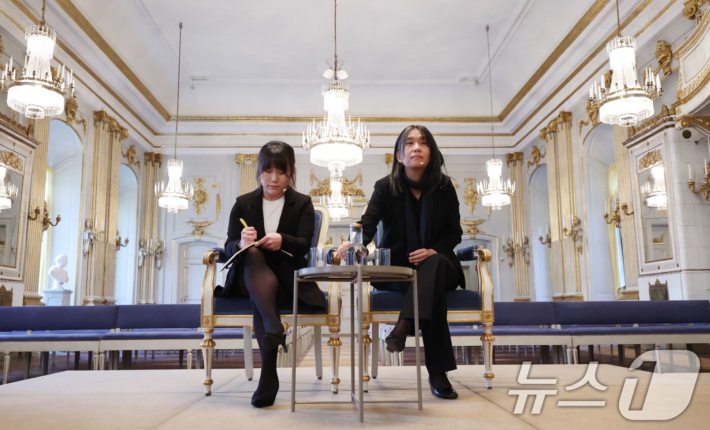 본문 이미지 - 우리나라 최초, 아시아 여성 작가 중 처음으로 노벨문학상을 수상한 한강 작가가 6일&#40;현지시간&#41; 스톡홀름 스웨덴 아카데미&#40;스웨덴 한림원&#41;에서 기자회견을 하고 있다. 2024.12.7/뉴스1 ⓒ News1 박지혜 기자