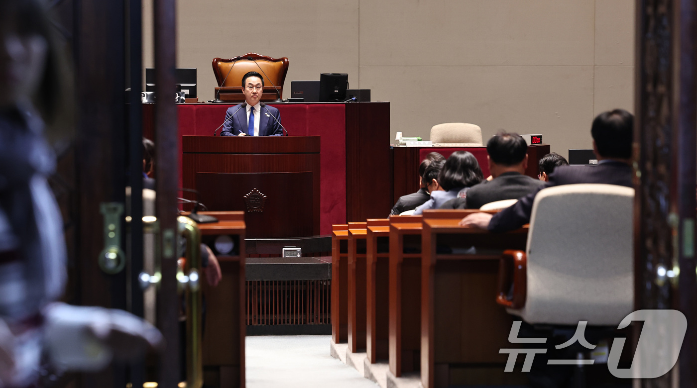 (서울=뉴스1) 구윤성 기자 = 박성준 더불어민주당 원내수석부대표가 7일 오후 서울 여의도 국회 예결위회의장에서 윤석열 대통령 탄핵안 표결을 앞두고 열린 의원총회에서 발언하고 있다 …