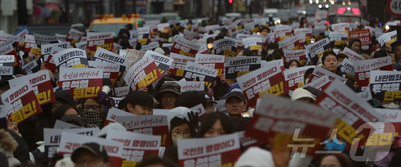 (전주=뉴스1) 유경석 기자 = 윤석열 대통령 탄핵소추안 표결을 앞둔 7일 전북자치도 전주시 전주객사 앞에서 열린 '윤석열 퇴진 촉구 촛불집회' 참석자들이 구호를 외치고 있다. 2 …