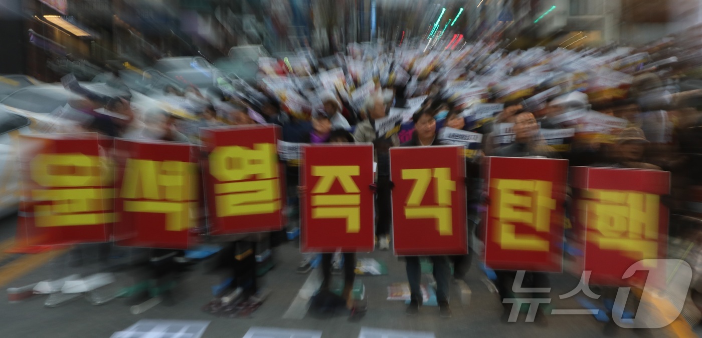 (전주=뉴스1) 유경석 기자 = 윤석열 대통령 탄핵소추안 표결을 앞둔 7일 전북자치도 전주시 전주객사 앞에서 열린 '윤석열 퇴진 촉구 촛불집회' 참석자들이 구호를 외치고 있다. 2 …