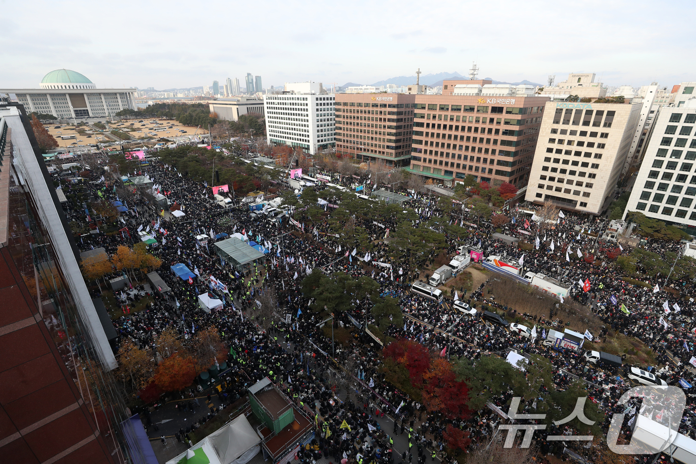 (서울=뉴스1) 이승배 기자 = 윤석열 대통령에 대한 국회 탄핵안 표결일인 7일 오후 서울 여의도 국회 앞에 모인 시민들이 윤석열 대통령 탄핵소추안 가결을 촉구하고 있다. 2024 …