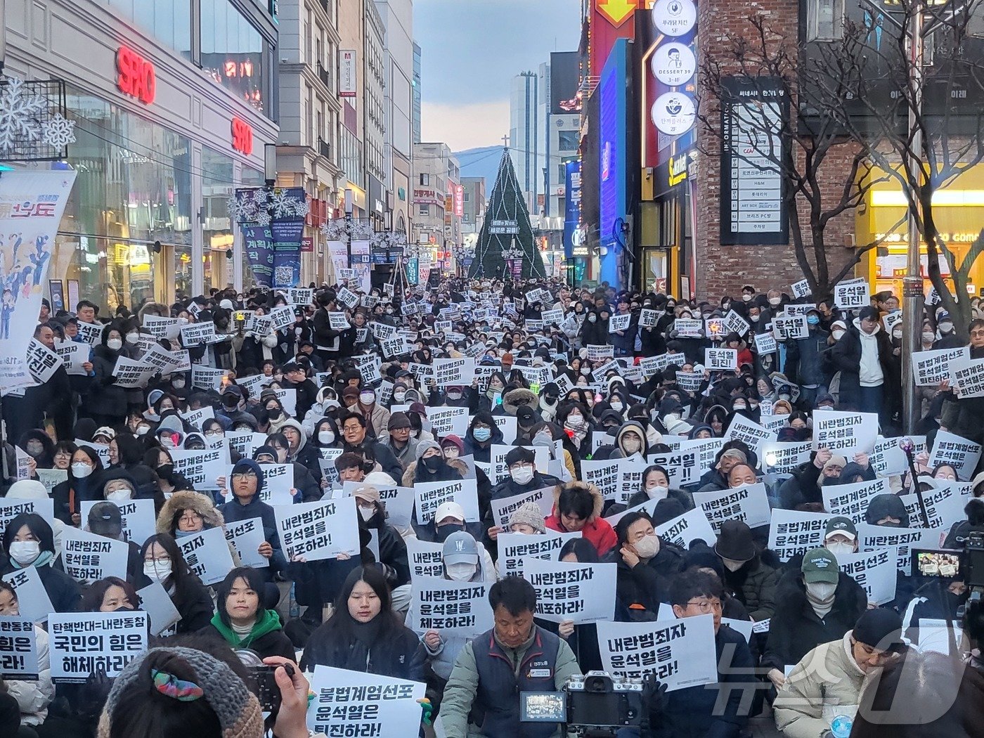 윤석열 대통령에 대한 국회 탄핵안 표결일인 7일 오후 대구 중구 동성로에서 시민들이 윤석열 대통령 탄핵소추안 가결을 촉구하고 있다. 2024.12.7/뉴스1 ⓒ News1 이성덕 기자