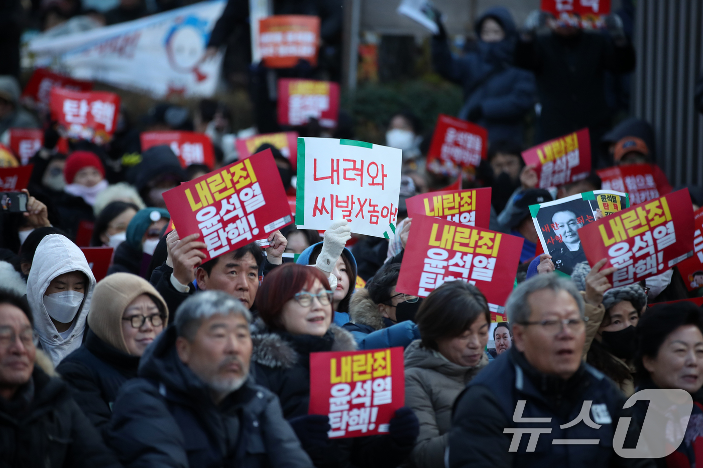 (서울=뉴스1) 이승배 기자 = 윤석열 대통령에 대한 국회 탄핵안 표결일인 7일 오후 서울 여의도 국회 앞에 모인 시민들이 윤석열 대통령 탄핵소추안 가결을 촉구하고 있다. 2024 …