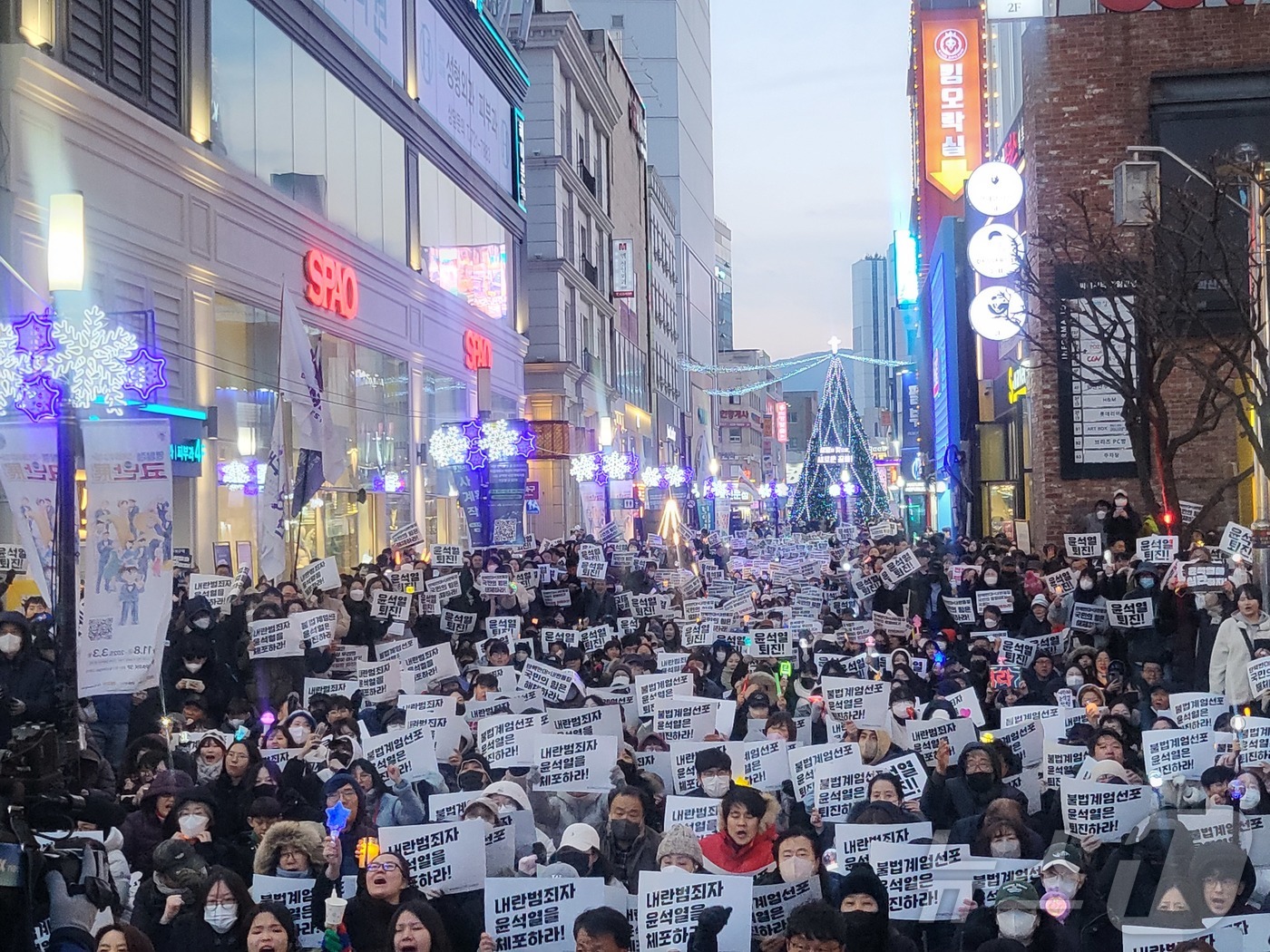 (대구=뉴스1) 이성덕 기자 = 윤석열 대통령에 대한 국회 탄핵안 표결일인 7일 오후 대구 중구 동성로에서 시민들이 윤석열 대통령 탄핵소추안 가결을 촉구하고 있다. 2024.12. …