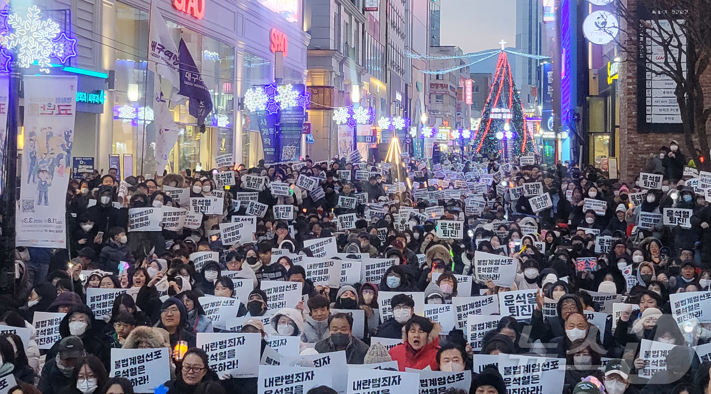(대구=뉴스1) 이성덕 기자 = 윤석열 대통령에 대한 국회 탄핵안 표결일인 7일 오후 대구 중구 동성로에서 시민들이 윤석열 대통령 탄핵소추안 가결을 촉구하고 있다. 2024.12. …