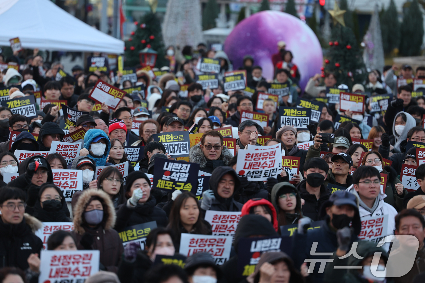 (광주=뉴스1) 김태성 기자 = 윤석열 대통령 탄핵안 관련 본회의를 앞둔 7일 광주 5.18민주광장에서는 윤석열 체포 구속 촉구 광주시민 총궐기대회가 열리고 있다. 2024.12. …