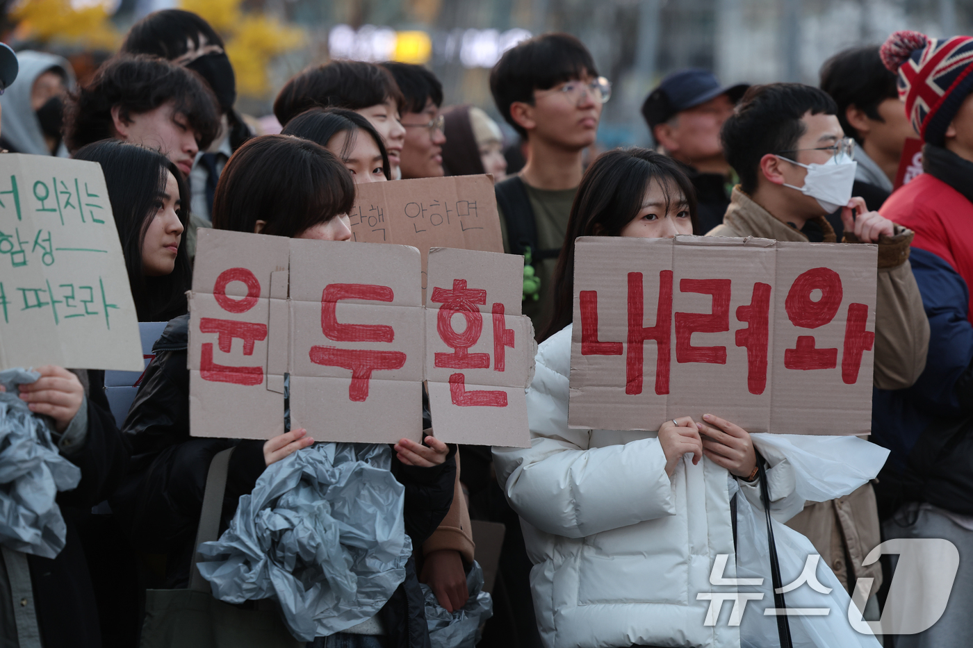 (광주=뉴스1) 김태성 기자 = 윤석열 대통령 탄핵안 관련 본회의를 앞둔 7일 광주 5.18민주광장에서는 윤석열 체포 구속 촉구 광주시민 총궐기대회가 열리고 있다. 2024.12. …