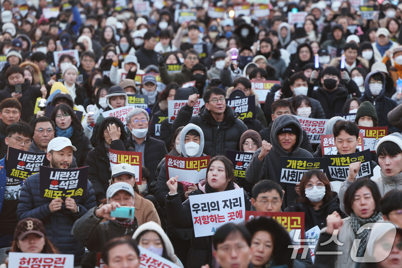 (광주=뉴스1) 김태성 기자 = 윤석열 대통령 탄핵안 관련 본회의를 앞둔 7일 광주 5.18민주광장에서는 윤석열 체포 구속 촉구 광주시민 총궐기대회가 열리고 있다. 2024.12. …
