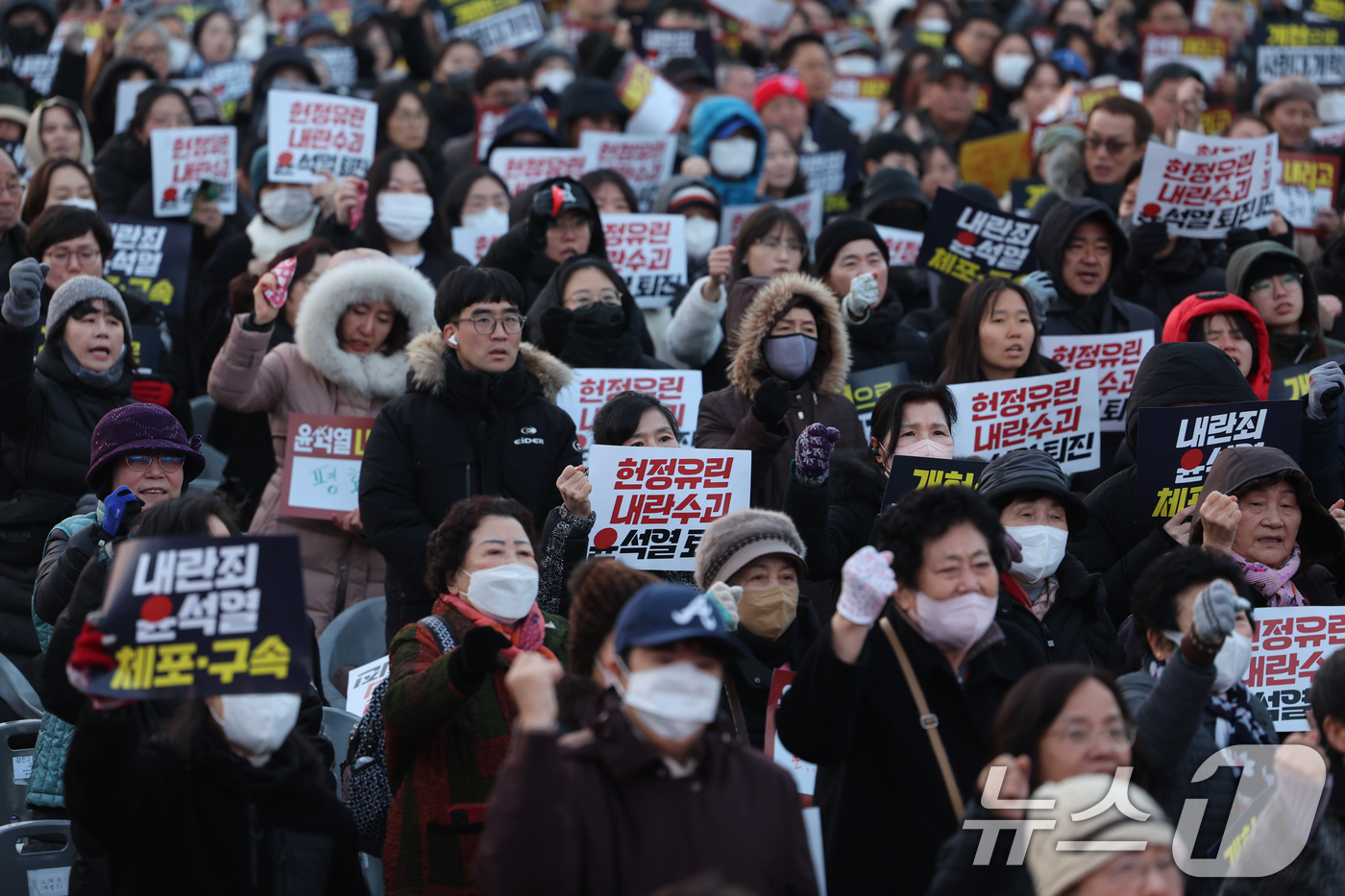 (광주=뉴스1) 김태성 기자 = 윤석열 대통령 탄핵안 관련 본회의를 앞둔 7일 광주 5.18민주광장에서는 윤석열 체포 구속 촉구 광주시민 총궐기대회가 열리고 있다. 2024.12. …