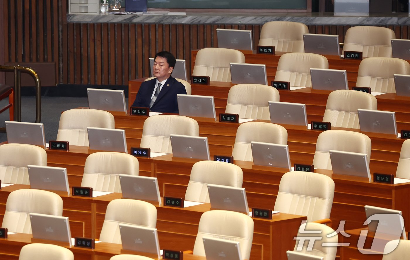 본문 이미지 - 안철수 국민의힘 의원이 7일 오후 서울 여의도 국회에서 열린 제418회국회&#40;정기회&#41; 제17차 본회의에서 &#39;윤석열 대통령 탄핵소추안&#39;이 안건으로 상정되자 국민의힘 의원들이 퇴장한 가운데 홀로 자리해 있다. 2024.12.7/뉴스1 ⓒ News1 김민지 기자