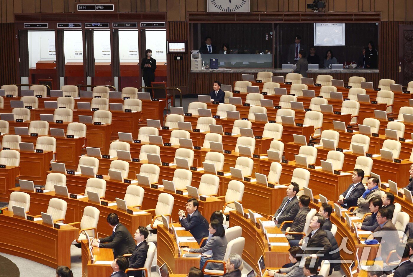 본문 이미지 - 안철수 국민의힘 의원이 7일 오후 서울 여의도 국회에서 열린 제418회국회&#40;정기회&#41; 제17차 본회의에서 &#39;윤석열 대통령 탄핵소추안&#39;이 안건으로 상정되자 국민의힘 의원들이 퇴장한 가운데 홀로 자리해 있다. 2024.12.7/뉴스1 ⓒ News1 김민지 기자