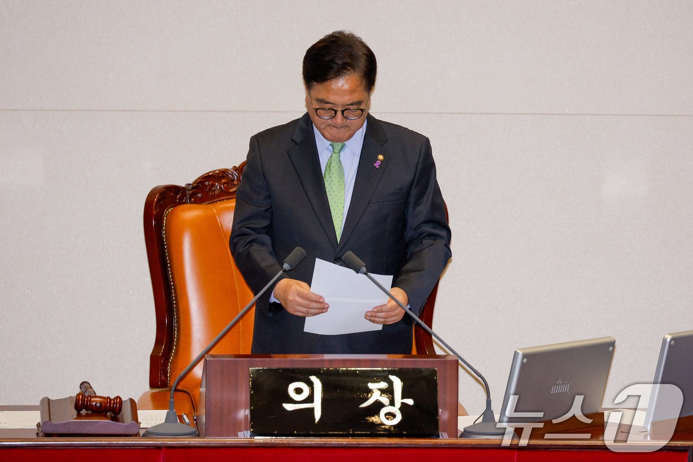 본문 이미지 - 우원식 국회의장이 7일 오후 서울 여의도 국회에서 열린 제418회국회&#40;정기회&#41; 제17차 본회의에서 김건희 특검법&#40;윤석열 대통령 배우자 김건희의 주가조작 사건 등의 진상규명을 위한 특별검사 임명 등에 관한 법률안 재의의 건&#41; 부결을 알리기 전 굳은 표정을 짓고 있다. 2024.12.7/뉴스1 ⓒ News1 안은나 기자