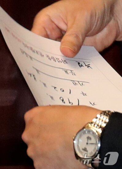 본문 이미지 - 7일 오후 서울 여의도 국회에서 열린 본회의에서 김건희 특검법&#40;윤석열 대통령 배우자 김건희의 주가조작 사건 등의 진상규명을 위한 특별검사 임명 등에 관한 법률안 재의의 건&#41;에 대한 투표 결과지를 관계자가 우원식 의장에게 전달하고 있다. 김건희 특검법은 재적의원 300명중 찬성 198표, 반대 102표로 부결됐다. 2024.12.7/뉴스1 ⓒ News1 이광호 기자