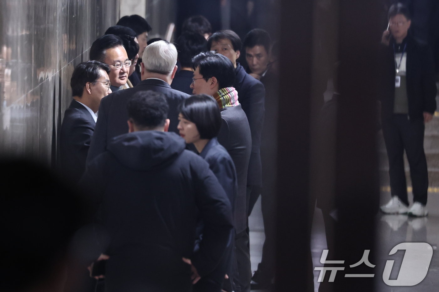 본문 이미지 - 7일 오후 서울 여의도 국회에서 열린 제418회국회&#40;정기회&#41; 제17차 본회의에서 박찬대 더불어민주당 원내대표의 윤석열 대통령 탄핵소추안 제안설명이 시작되자 본회의장에서 퇴장한 국민의힘 의원들이 모여 대화를 나누고 있다. 2024.12.7/뉴스1 ⓒ News1 구윤성 기자