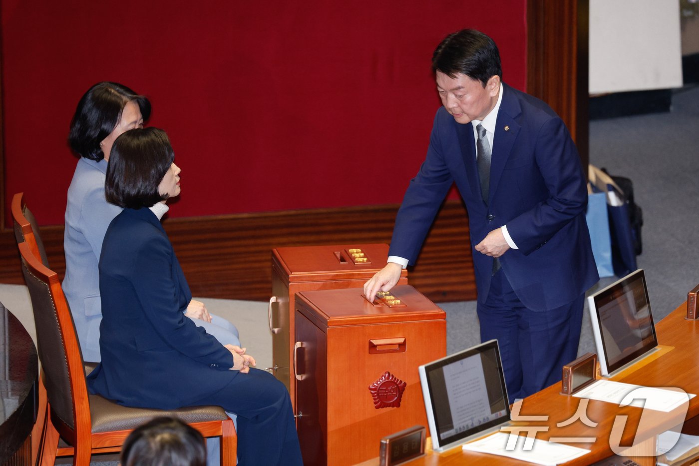 안철수 국민의힘 의원이 7일 오후 서울 여의도 국회 본회의장에서 윤석열 대통령 탄핵소추안 투표를 하고 있다. 2024.12.7/뉴스1 ⓒ News1 안은나 기자