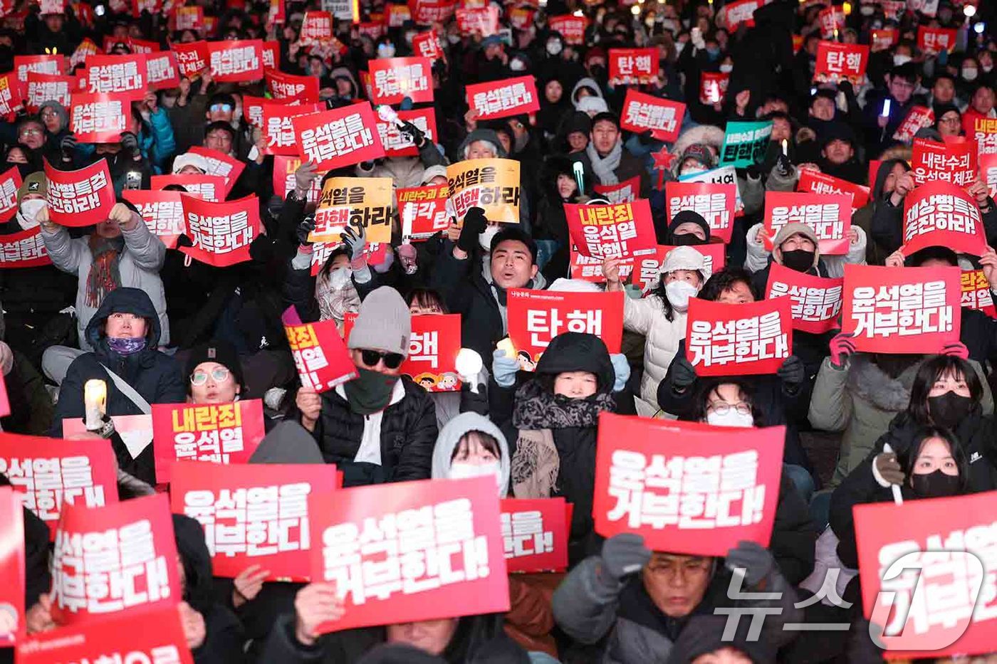 (서울=뉴스1) 신웅수 기자 = 7일 오후 서울 영등포구 여의도 국회의사당 앞에서 열린 '범국민촛불대행진'에서 시민들이 윤석열 대통령의 탄핵소추안 통과를 촉구하며 구호를 외치고 있 …