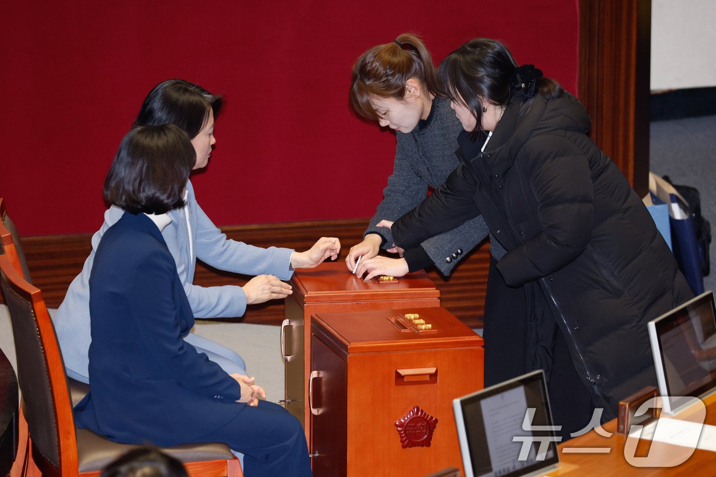 김예지 국민의힘 의원이 7일 오후 서울 여의도 국회 본회의장에서 윤석열 대통령 탄핵소추안 투표를 하고 있다. 2024.12.7/뉴스1 ⓒ News1 안은나 기자