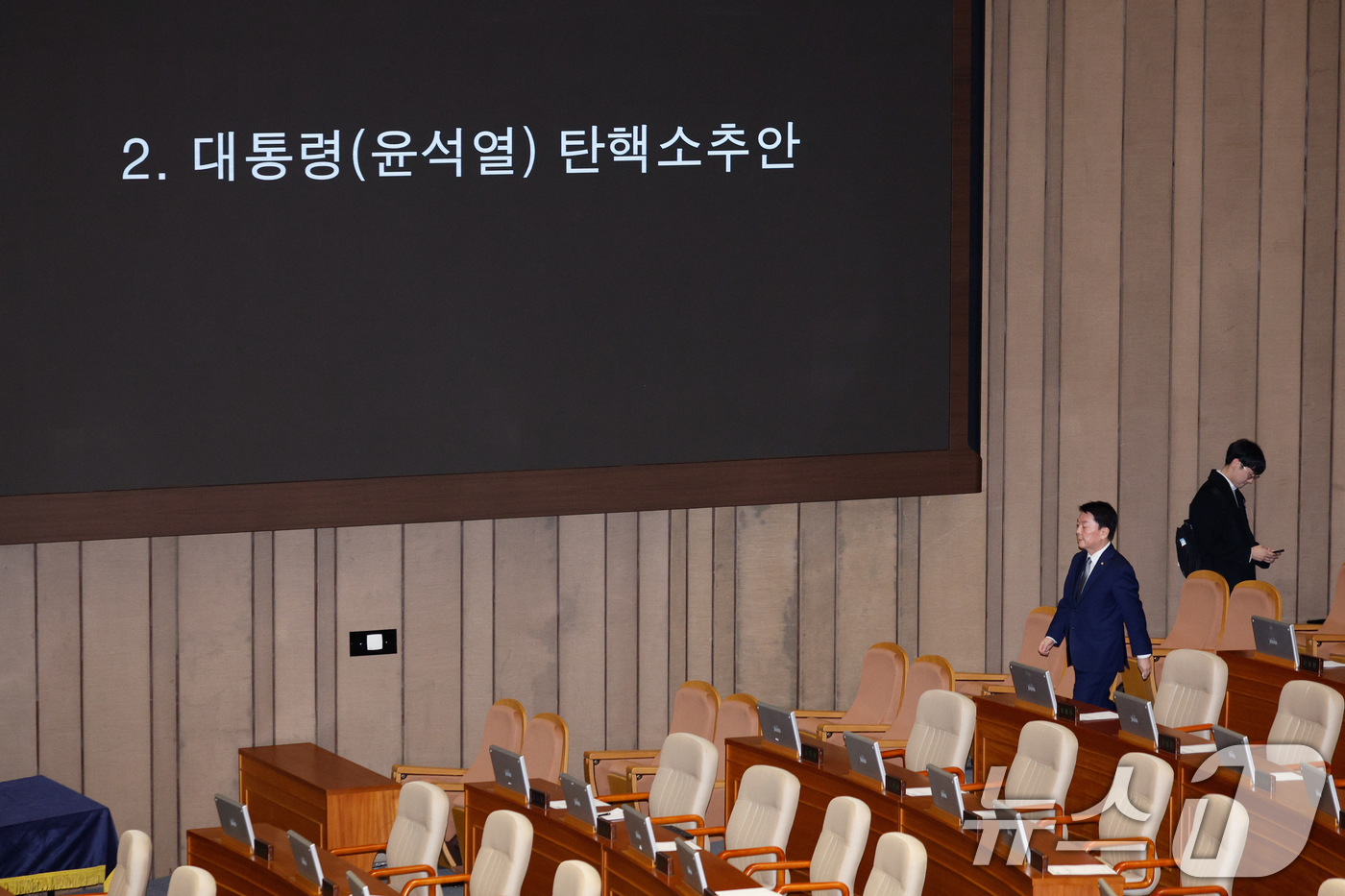 (서울=뉴스1) 안은나 기자 = 안철수, 김예지 국민의힘 의원이 7일 오후 서울 여의도 국회 본회의장에서 윤석열 대통령 탄핵소추안 투표를 하고 있다. 2024.12.7/뉴스1