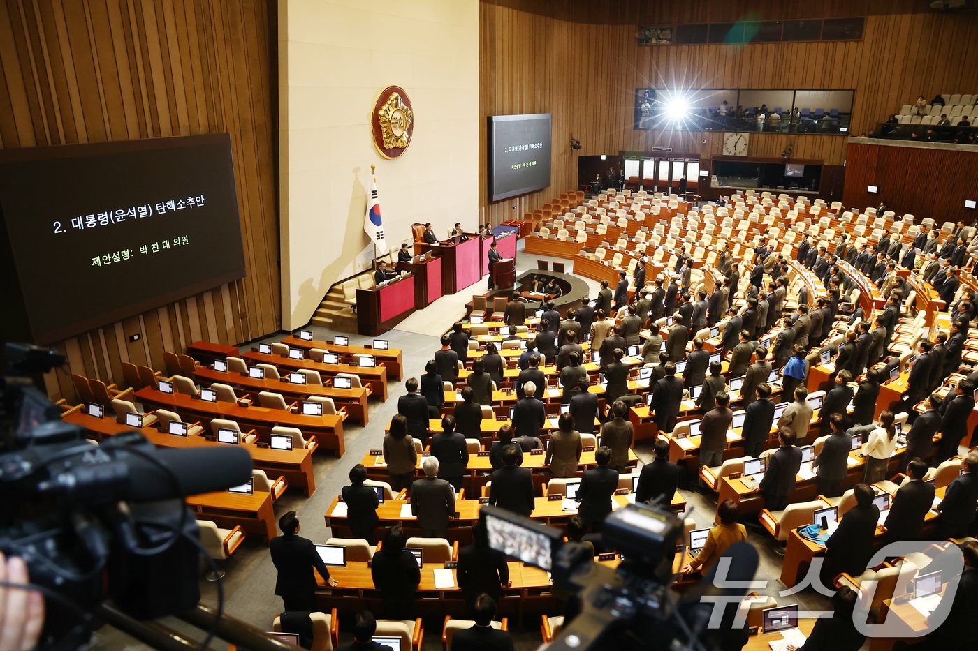 더불어민주당 이재명 의원을 비롯한 의원들이 지난 7일 오후 서울 여의도 국회에서 열린 본회의에서 &#39;윤석열 대통령 탄핵소추안&#39; 표결을 앞두고 비상계엄 해제 요구 결의안에 참여한 국민의힘 의원들의 이름을 외치며 표결에 참여할 것을 촉구하고 있다. /뉴스1 ⓒ News1 김민지 기자