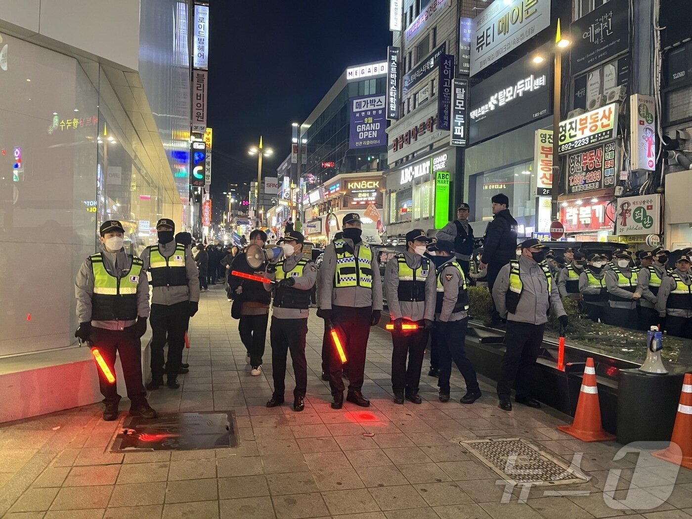 본문 이미지 - 7일 부산 부산진구 쥬디스태화 앞에서 열린 &#39;윤석열 대통령 즉각 퇴진 대회&#39; 현장 인근에서 경찰들이 통행을 통제하기 위해 서 있다.2024.12.7/ⓒ News1 장광일 기자