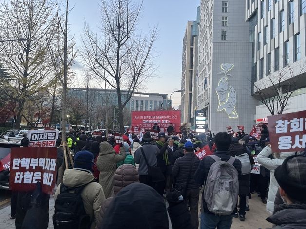 "이겼다"…'與 탄핵 표결 불참' 소식에 여의도 보수집회 조기 해산