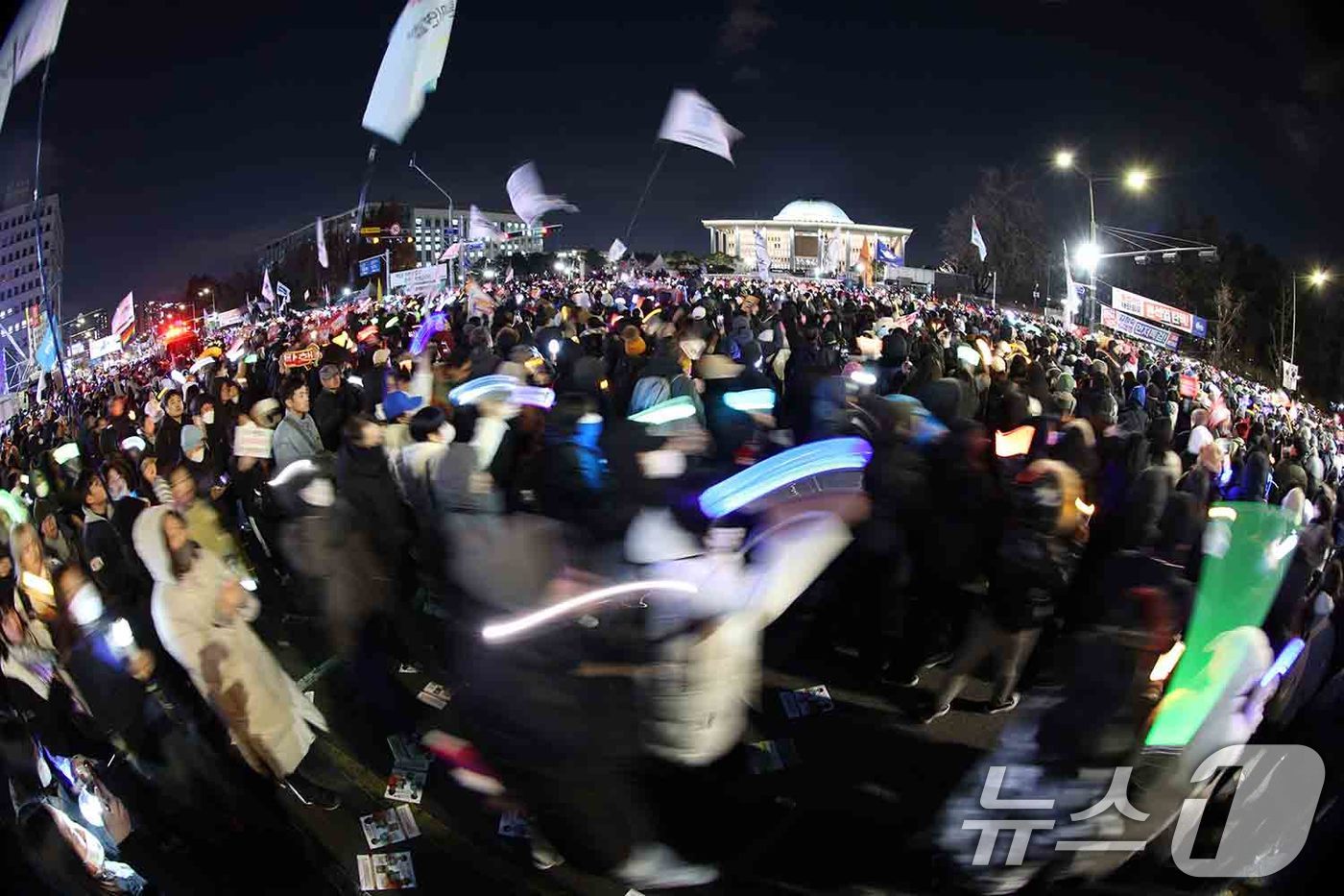 (서울=뉴스1) 신웅수 기자 = 7일 오후 서울 여의도 국회 앞에서 열린 범국민촛불대행진에서 시민들이 윤석열 대통령의 탄핵소추안 가결을 촉구하며 국회를 둘러싸고 있다. 2024.1 …