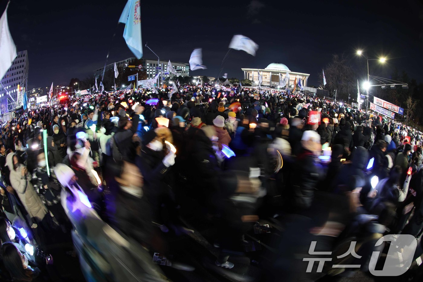 (서울=뉴스1) 신웅수 기자 = 7일 오후 서울 여의도 국회 앞에서 열린 범국민촛불대행진에서 시민들이 윤석열 대통령의 탄핵소추안 가결을 촉구하며 국회를 둘러싸고 있다. 2024.1 …