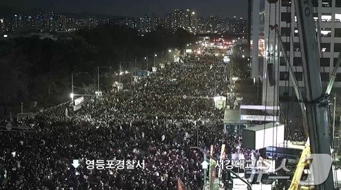 7일 오후 6시 기준 대통령 탄핵을 요구하며 국회의사당 앞에 모인 시민들&#40;서울시 교통정보 시스템 CCTV 화면 갈무리&#41;