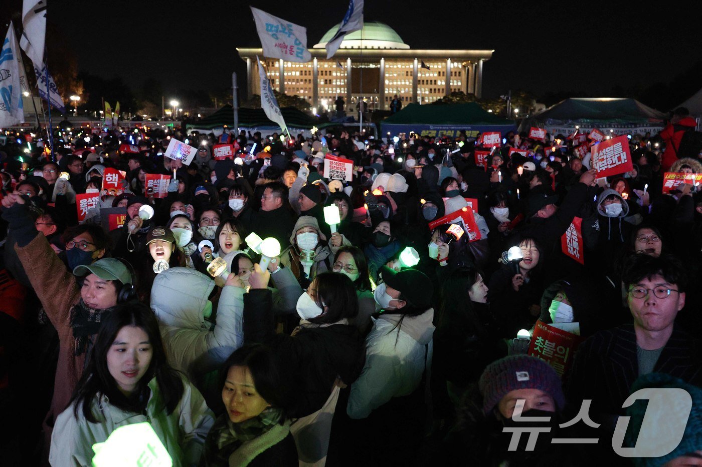 본문 이미지 - 7일 오후 서울 여의도 국회 앞에서 열린 범국민촛불대행진에서 시민들이 윤석열 대통령의 탄핵소추안 가결을 촉구하며 국회를 둘러싸고 있다. 2024.12.7/뉴스1 ⓒ News1 신웅수 기자