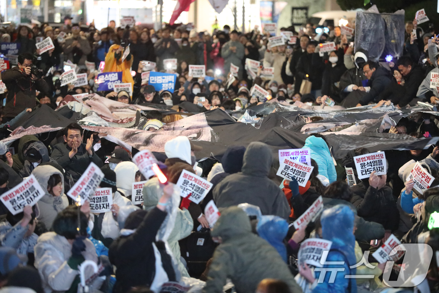 (제주=뉴스1) 강승남 기자 = 윤석열 대통령 탄핵소추안 표결이 진행 중인 7일 오후 제주시청 앞에서 '윤석열 정권퇴진·한국사회대전환 제주행동' 주최의 윤석열 퇴진 촉구 집회가 열 …