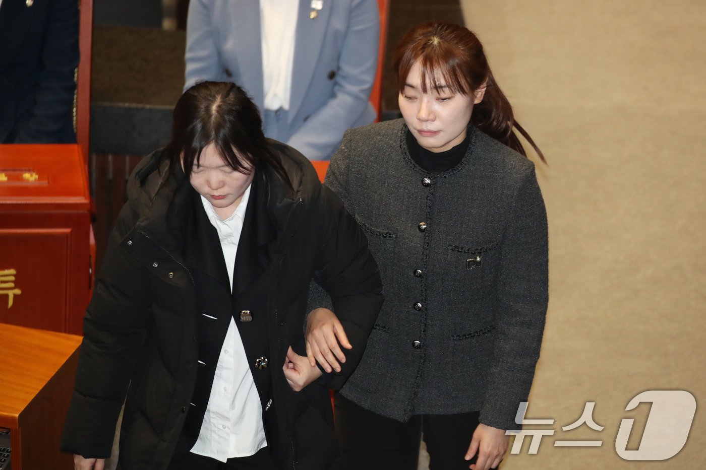 본문 이미지 - 김예지 국민의힘 의원이 7일 오후 서울 여의도 국회에서 열린 본회의에서 윤석열 대통령 탄핵소추안 투표를 마친뒤 본회의장을 나가고 있다. 2024.12.7/뉴스1 ⓒ News1 이광호 기자