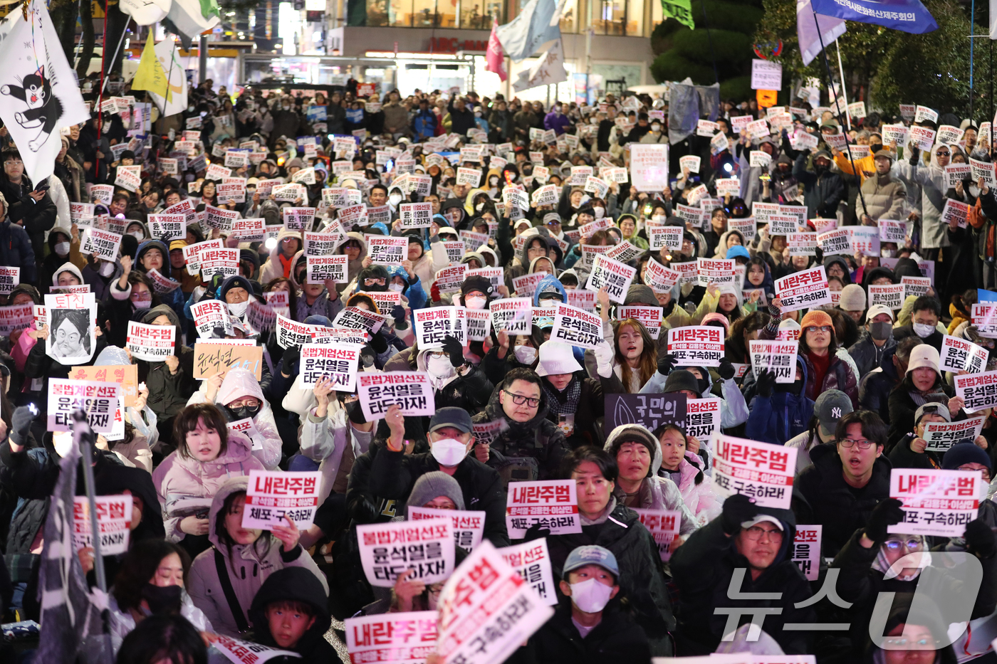 (제주=뉴스1) 강승남 기자 = 윤석열 대통령 탄핵소추안 표결이 진행 중인 7일 오후 제주시청 앞에서 '윤석열 정권퇴진·한국사회대전환 제주행동' 주최의 윤석열 퇴진 촉구 집회가 열 …