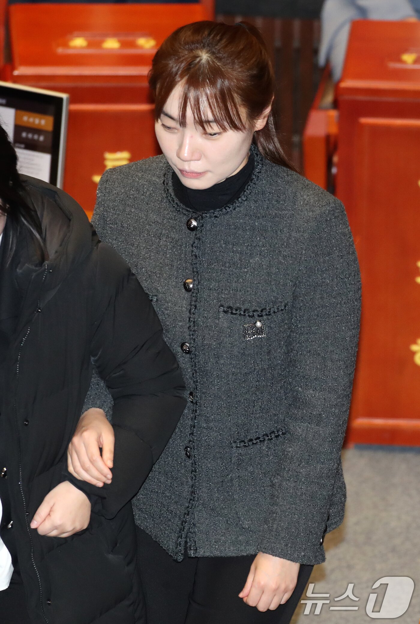 본문 이미지 - 김예지 국민의힘 의원이 7일 오후 서울 여의도 국회에서 열린 본회의에서 윤석열 대통령 탄핵소추안 투표를 마친뒤 본회의장을 나가고 있다. 2024.12.7/뉴스1 ⓒ News1 이광호 기자