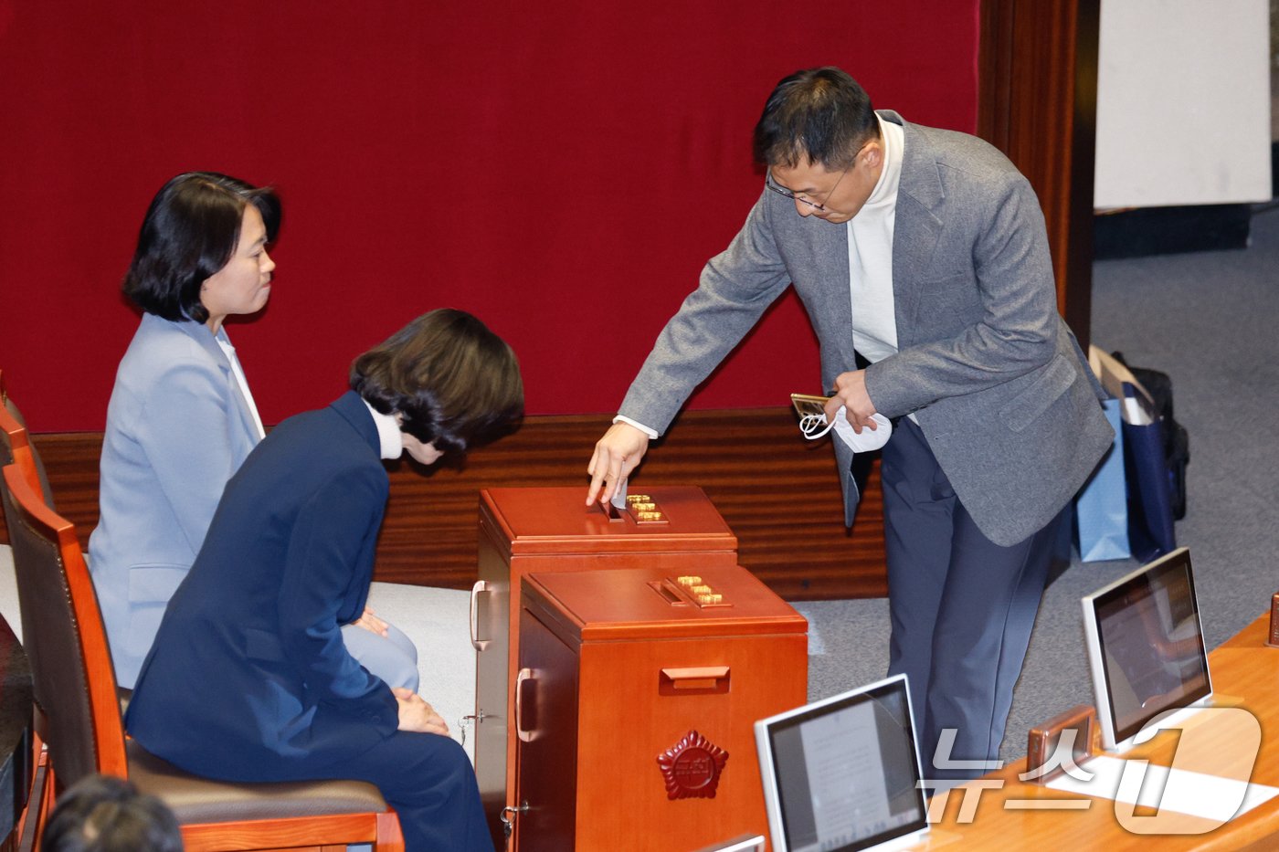 본문 이미지 - 김상욱 국민의힘 의원이 7일 오후 서울 여의도 국회 본회의장에서 여당 의원 중 세번째로 윤석열 대통령 탄핵소추안 투표를 마친 후 야당 의원들의 격려를 받고 있다. 2024.12.7/뉴스1 ⓒ News1 안은나 기자