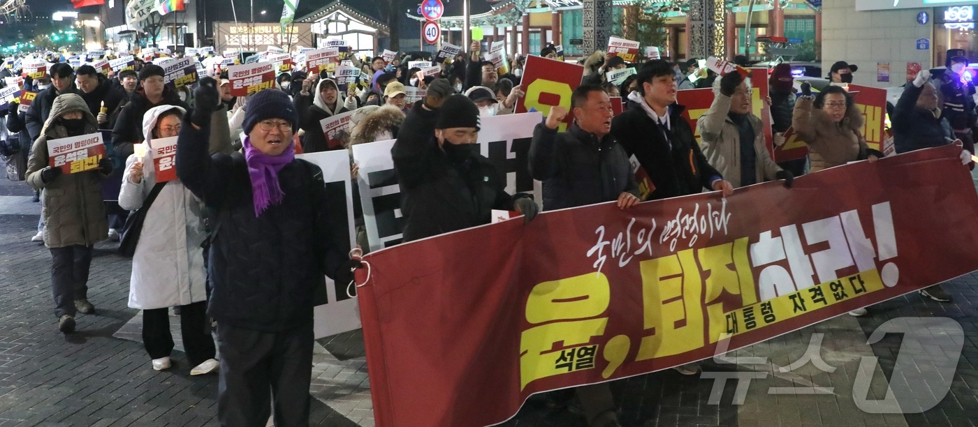 (전주=뉴스1) 유경석 기자 = 윤석열 대통령 탄핵소추안 표결이 진행 중인 7일 전북자치도 전주시 국민의힘 전북특별자치도당 앞에서 \'윤석열 퇴진 촉구 촛불집회\' 참석자들이 구호 …