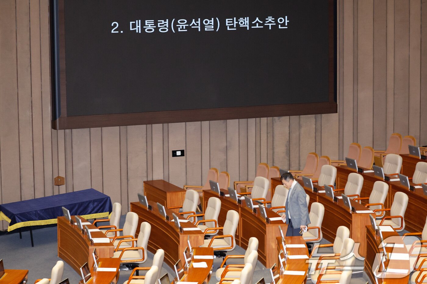 본문 이미지 - 김상욱 국민의힘 의원이 7일 오후 서울 여의도 국회 본회의장에서 여당 의원 중 세번째로 윤석열 대통령 탄핵소추안 투표를 하고 있다. 2024.12.7/뉴스1 ⓒ News1 안은나 기자