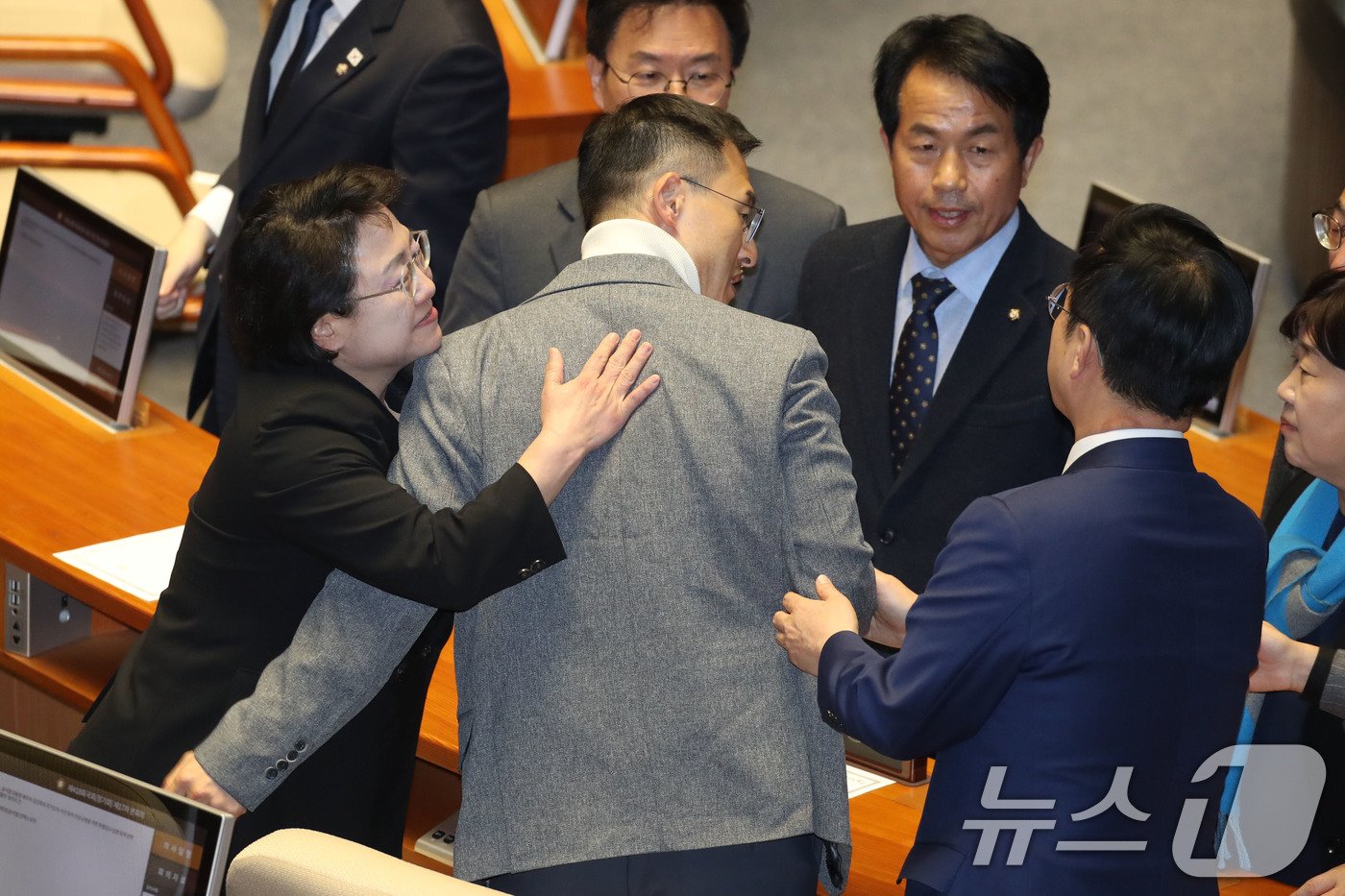 김상욱 국민의힘 의원이 7일 오후 서울 여의도 국회 본회의장에서 윤석열 대통령 탄핵소추안 투표를 마친뒤 더불어민주당을 비롯한 야당 의원들의 격려를 받고 있다. 2024.12.7/뉴스1 ⓒ News1 이광호 기자