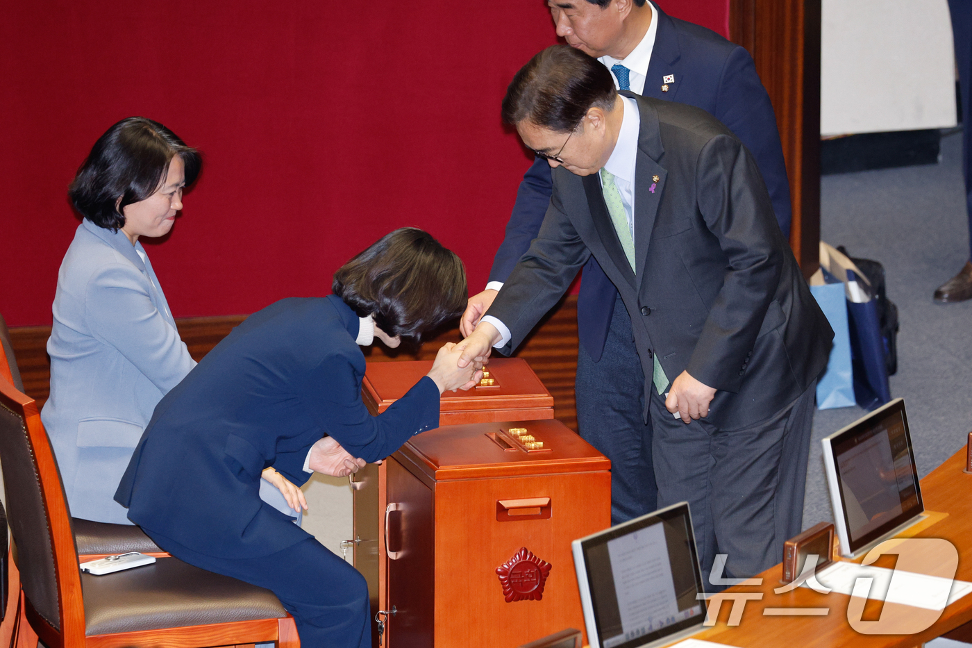 (서울=뉴스1) 안은나 기자 = 우원식 국회의장이 7일 오후 서울 여의도 국회 본회의장에서 윤석열 대통령 탄핵소추안 투표를 하고 있다. 2024.12.7/뉴스1