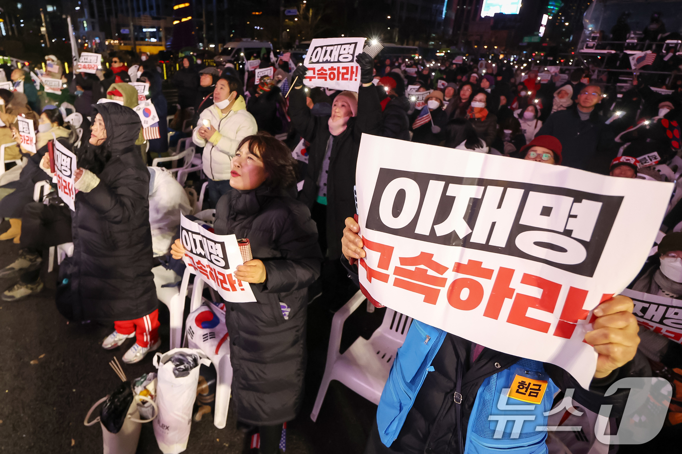 (서울=뉴스1) 민경석 기자 = 자유통일당과 대한민국바로세우기 국민운동본부 등 보수단체 회원들이 '김건희 여사 특별법' 부결 소식과 '윤석열 대통령 탄핵안' 부결 전망에 기뻐하고 …