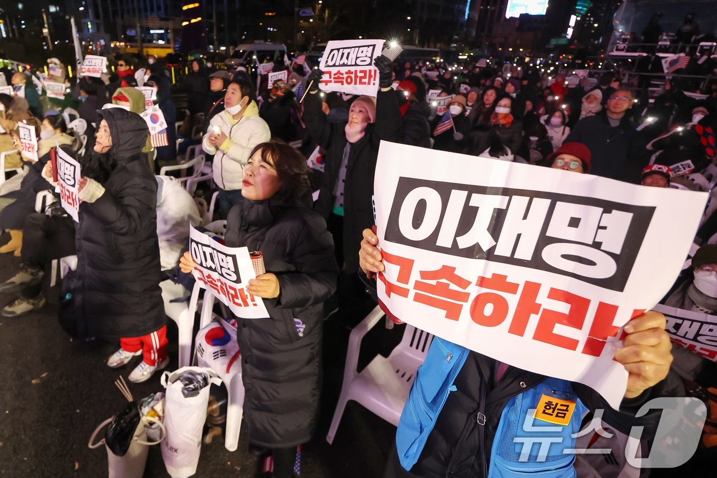 본문 이미지 - 자유통일당과 대한민국바로세우기 국민운동본부 등 보수단체 회원들이 &#39;김건희 여사 특별법&#39; 부결 소식과 &#39;윤석역 대통령 탄핵안&#39; 부결 전망에 기뻐하고 있다. 2024.12.7/뉴스1 ⓒ News1 민경석 기자