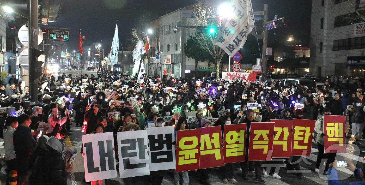 본문 이미지 - 윤석열 대통령 탄핵소추안 표결이 진행 중인 7일 전북자치도 전주시 충경로에서 윤석열 퇴진 촉구 촛불집회 참석자들이 거리행진을 하고 있다. 2024.12.7/뉴스1 ⓒ News1 유경석 기자