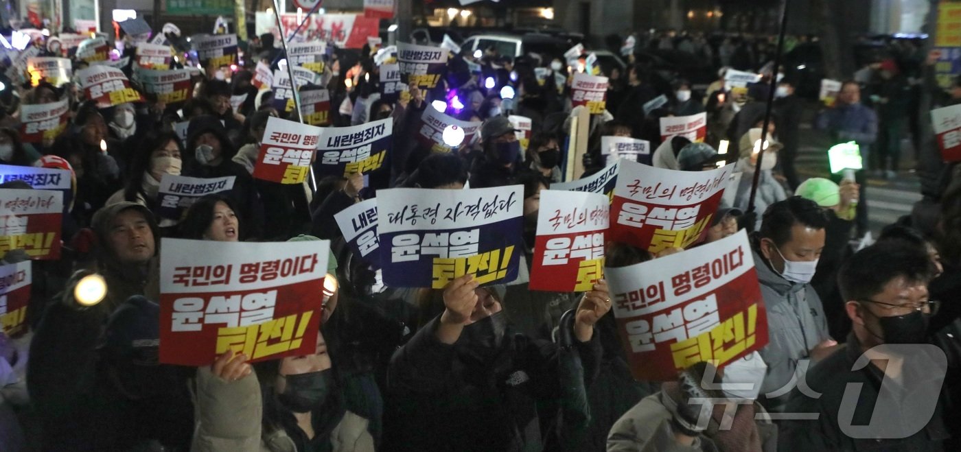 본문 이미지 - 윤석열 대통령 탄핵소추안 표결이 진행 중인 7일 전북자치도 전주시 충경로에서 윤석열 퇴진 촉구 촛불집회 참석자들이 거리행진을 하고 있다. 2024.12.7/뉴스1 ⓒ News1 유경석 기자