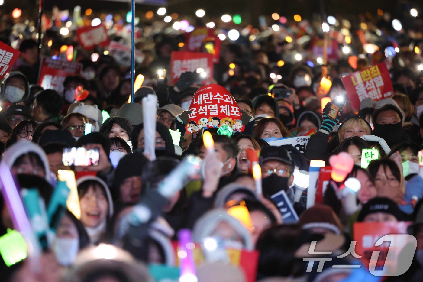 (서울=뉴스1) 신웅수 기자 = 7일 오후 서울 여의도 국회 앞에서 열린 범국민촛불대행진에서 시민들이 윤석열 대통령의 탄핵소추안 가결을 촉구하며 구호를 외치고 있다. 2024.12 …