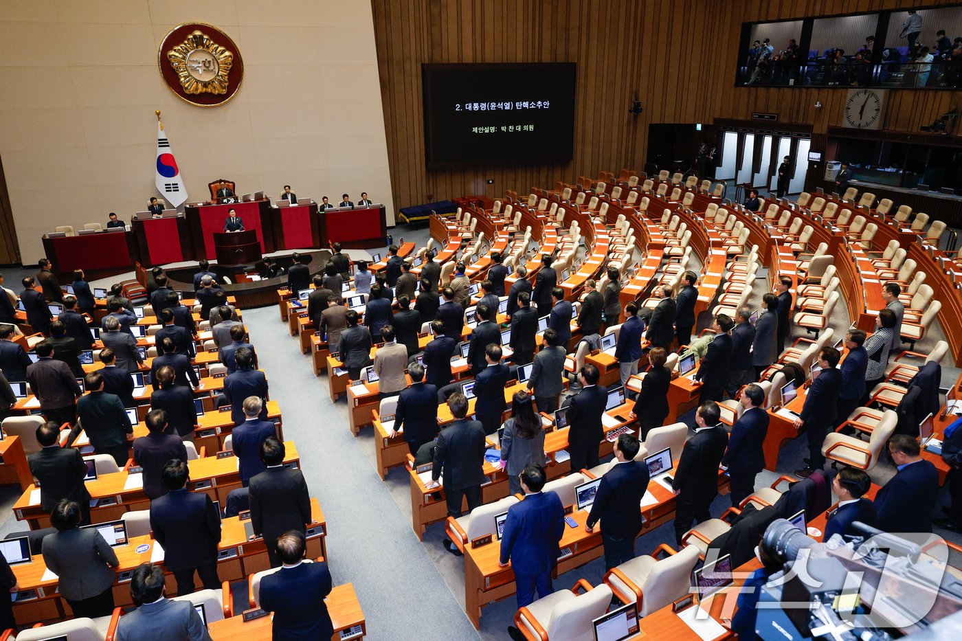 본문 이미지 - 박찬대 더불어민주당 원내대표가 7일 오후 서울 여의도 국회에서 열린 제418회국회&#40;정기회&#41; 제17차 본회의에서 윤석열 대통령 탄핵소추안 제안설명을 하던 중 개혁신당을 제외한 야당 의원들이 모두 일어나 국민의힘 의원들 이름을 한명씩 호명하며 돌아올 것을 요구하고 있다. 여당석에 홀로 앉아있는 사람은 안철수 의원. 2024.12.7/뉴스1 ⓒ News1 안은나 기자