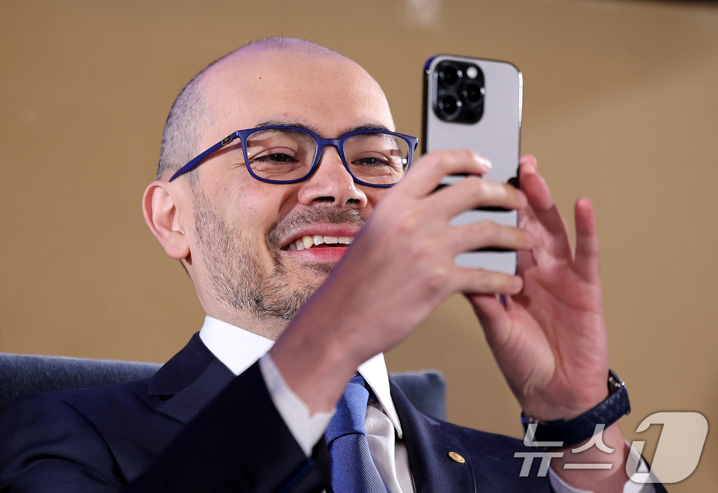 (스톡홀름(스웨덴)=뉴스1) 박지혜 기자 = 노벨 화학상 수상자인 데미스 허사비스 구글 딥마인드 최고경영자가 7일(현지시간) 스톡홀름 스웨덴 왕립과학원에서 열린 노벨 물리·화학·경 …