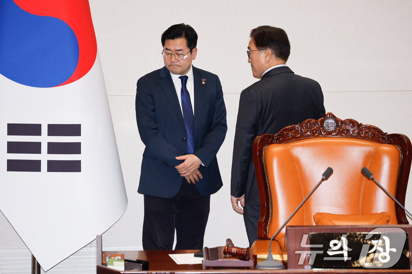 본문 이미지 - 우원식 국회의장과 박찬대 더불어민주당 원내대표가 7일 오후 서울 여의도 국회에서 열린 제418회국회&#40;정기회&#41; 제17차 본회의에서 국민의힘 의원들의 윤석열 대통령 탄핵소추안 투표 참여를 기다리던 중 대화하고 있다. 2024.12.7/뉴스1 ⓒ News1 안은나 기자