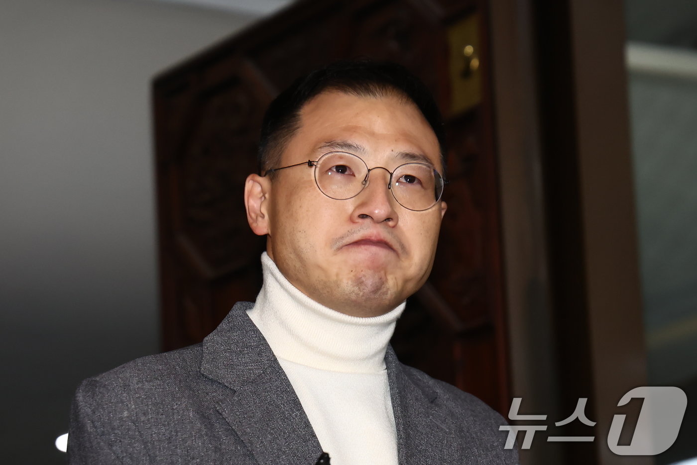 본문 이미지 - 김상욱 국민의힘 의원이 7일 오후 국회 본회의에서 윤석열 대통령의 탄핵소추안에 대한 표결에 동참한 뒤 기자회견을 하고 있다. 2024.12.7/뉴스1 ⓒ News1 김민지 기자