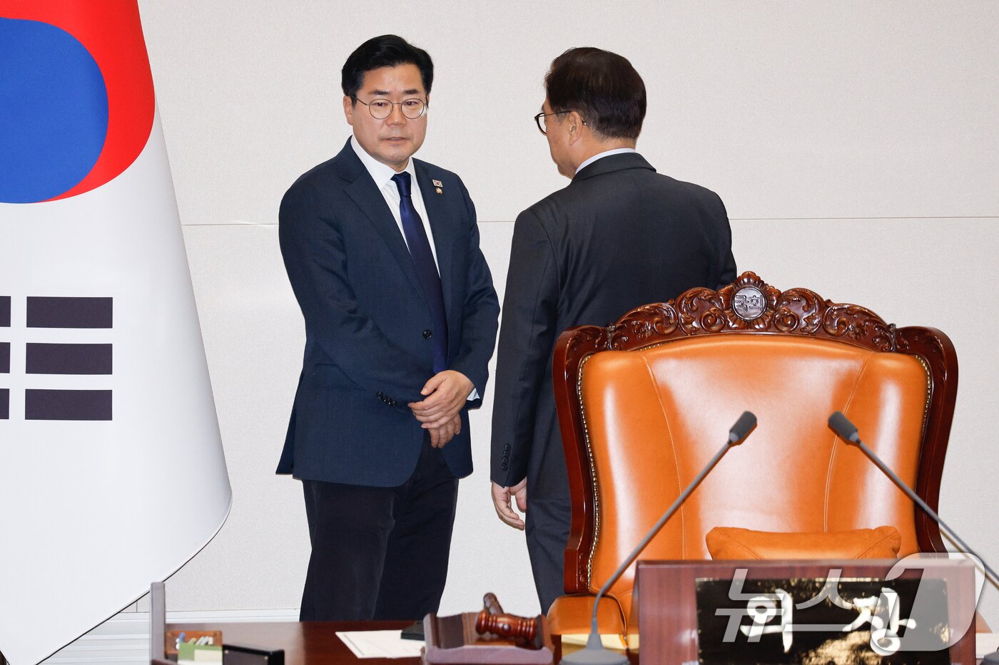 본문 이미지 - 우원식 국회의장과 박찬대 더불어민주당 원내대표가 7일 오후 서울 여의도 국회에서 열린 제418회국회&#40;정기회&#41; 제17차 본회의에서 국민의힘 의원들의 윤석열 대통령 탄핵소추안 투표 참여를 기다리던 중 대화하고 있다. 2024.12.7/뉴스1 ⓒ News1 안은나 기자