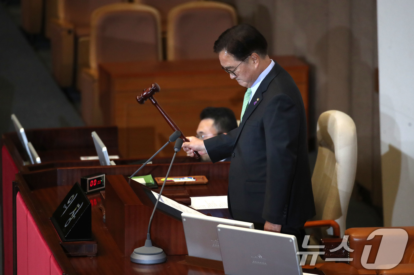 (서울=뉴스1) 이광호 기자 = 우원식 국회의장이 7일 오후 서울 여의도 국회에서 열린 본회의에서 김건희 특검법(윤석열 대통령 배우자 김건희의 주가조작 사건 등의 진상규명을 위한 …